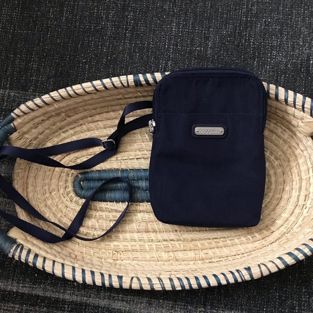 EUC no sign of wear Dark Blue Baggallini. Two zip pockets.